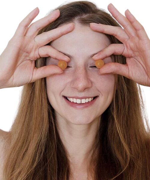 slimmer-gummies-junge-frau-mit-gummies-vor-den-augen slimmer-gummies-junge-frau-mit-gummies-vor-den-augen